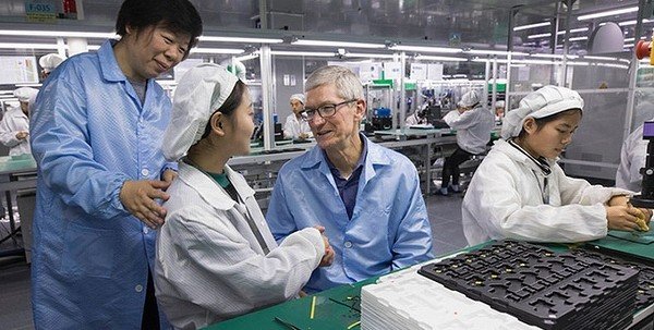 Часть рабочих завода Foxconn, на котором собирают iPhone, наконец-то смогла его покинуть. До этого работников несколько недель удерживали на предприя