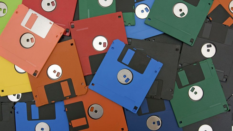 Кому они нужны сегодня Американская компания ведёт успешный бизнес на продаже дискет из 90-х