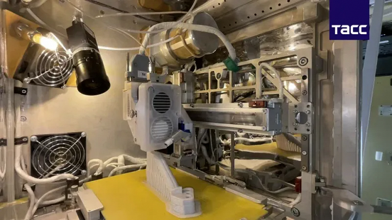Космическая 3D-печать: российские космонавты напечатали первую рабочую деталь на МКС