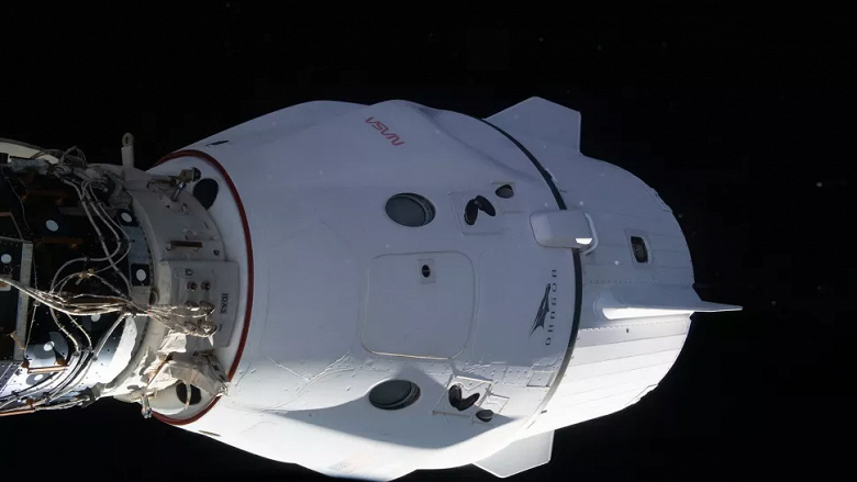 В NASA готовы привязать астронавта грузовым ремнем к полу корабля SpaceX: конструкция Crew Dragon позволяет эвакуировать весь экипаж МКС