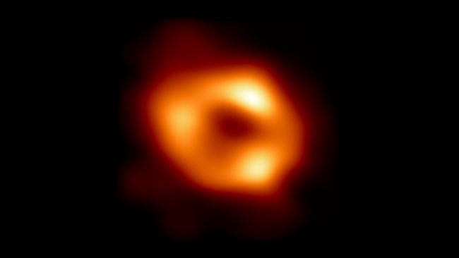 Учёные смогли точно измерить размер и массу Sgr A*. Чёрная дыра в центре нашей галактики оказалась более массивной и компактной, чем предполагалось