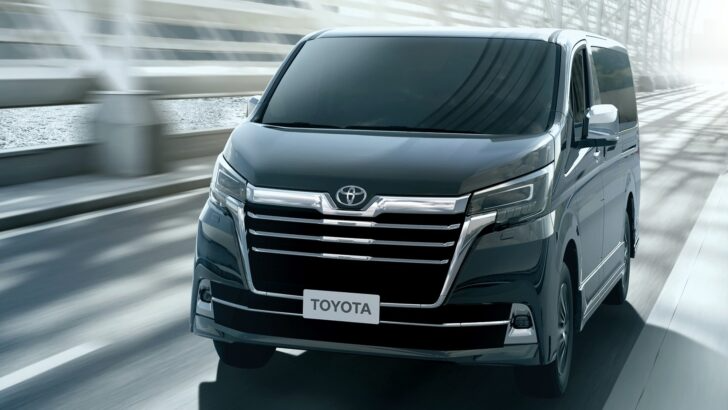 В России начали продавать новые Toyota Granvia. Цены сильно отличаются в разных регионах