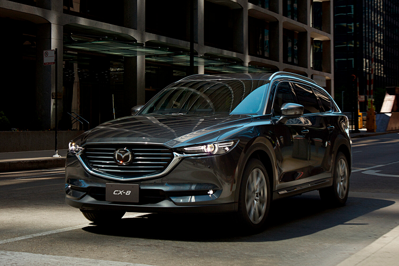 В России начали продавать Mazda CX-8 2023. Праворульный вариант стоит на 1,5 млн рублей меньше