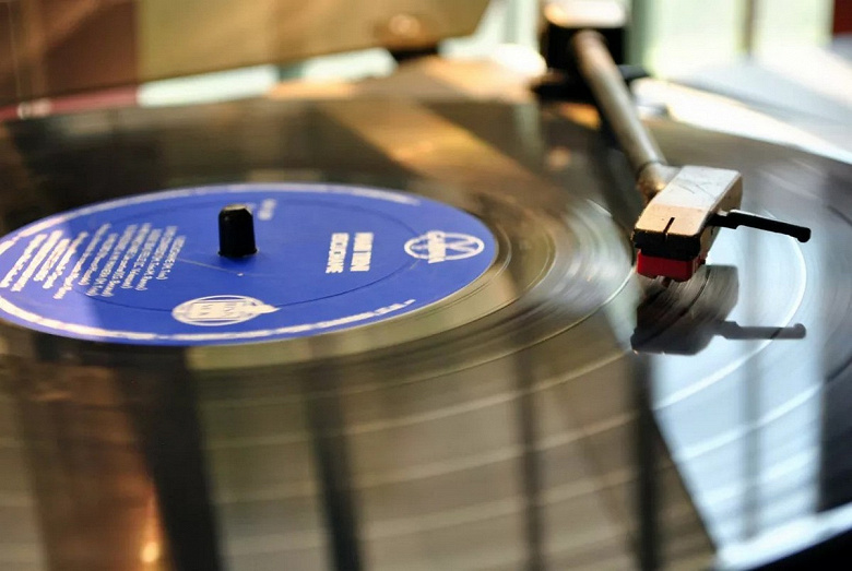 Продажи виниловых пластинок впервые превысили продажи компакт-дисков