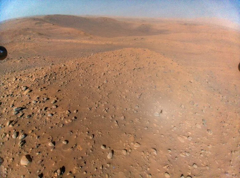 Видишь марсоход  А он есть. Вертолёт NASA Ingenuity сделал аэрофотоснимок ровера Perseverance на Марсе