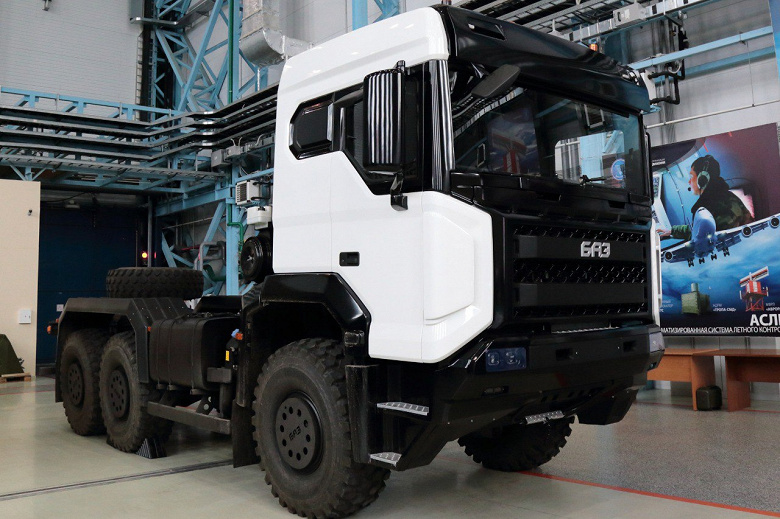 Гражданский тягач 6×6 БАЗ-S36A11 крупным планом. Подробности и фото отечественного грузовика, который будут выпускать вместо Toyota Camry и RAV4