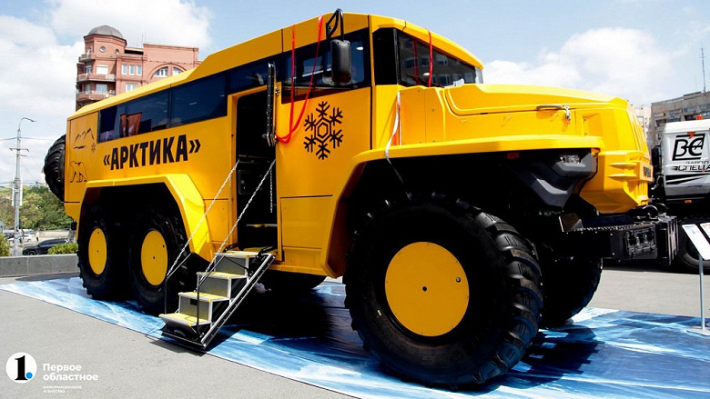 «Урал» показал обновлённый арктический автобус. Он может перевозить пассажиров по бездорожью и снегу при температурах до минус 50°С