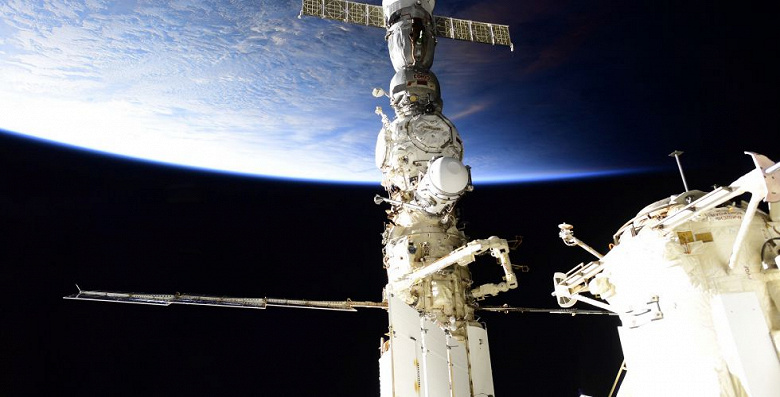 Космонавты-рекордсмены возвращаются на Землю: Роскосмос показывает посадку спускаемого аппарата корабля «Союз МС-23» в прямом эфире