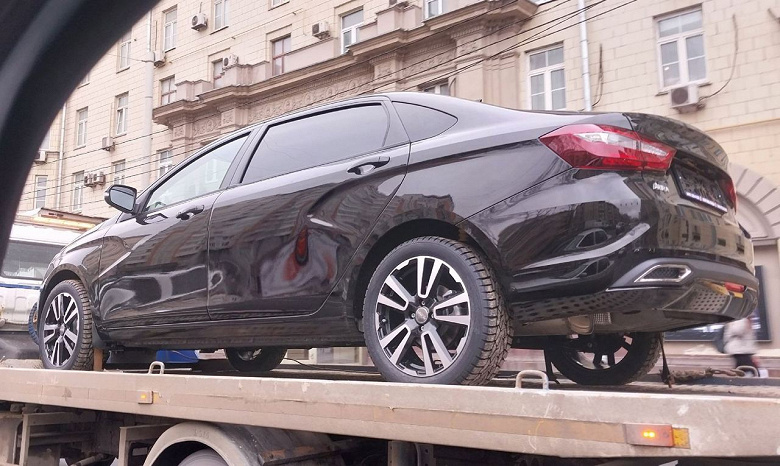 На дорогах Москвы сделали фото новеньких Lada Aura на эвакуаторах