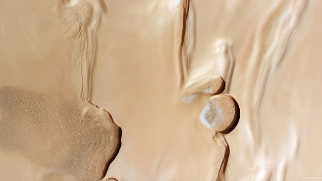 Mars Express показал дюны и ледяные скалы возле северного полюса Марса