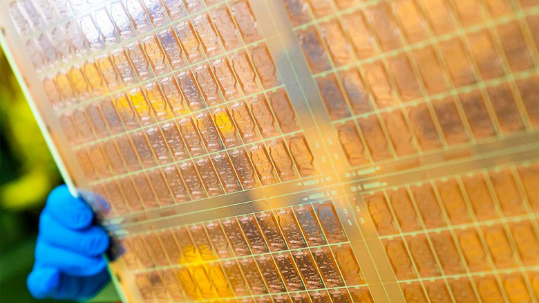 Samsung хочет опередить Intel и первой выпустить частично стеклянные процессоры. Компания начала разработку стеклянных подложек для своих продуктов
