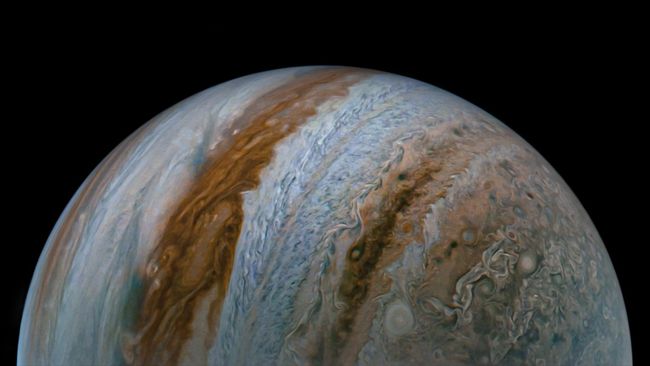 Учёные исследовали Большое голубое пятно Юпитера — загадочную область, в которой интенсивное магнитное поле вытягивает частицы в разные стороны