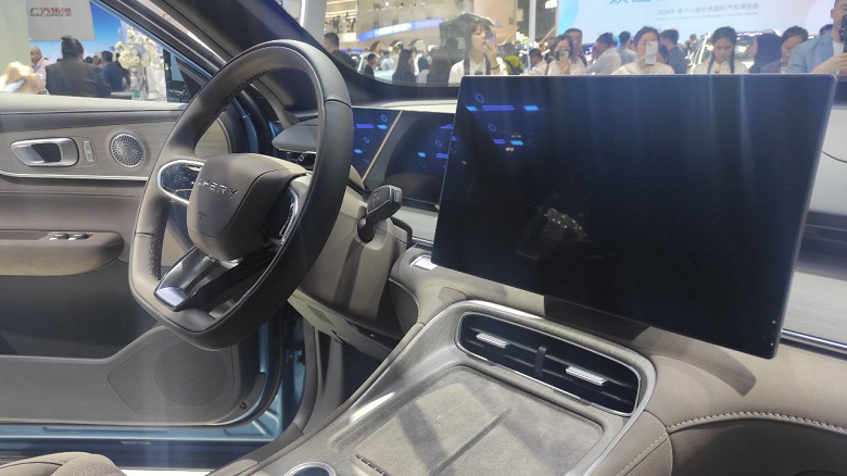 Это совершенно новый Chery Tiggo 8, и он едет в Россию: живые фото с Пекинского автосалона