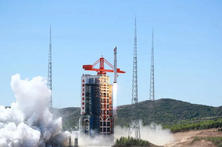 Новая китайская ракета-носитель Long March 6C успешно вывела на орбиту четыре спутника во время своего дебютного полёта