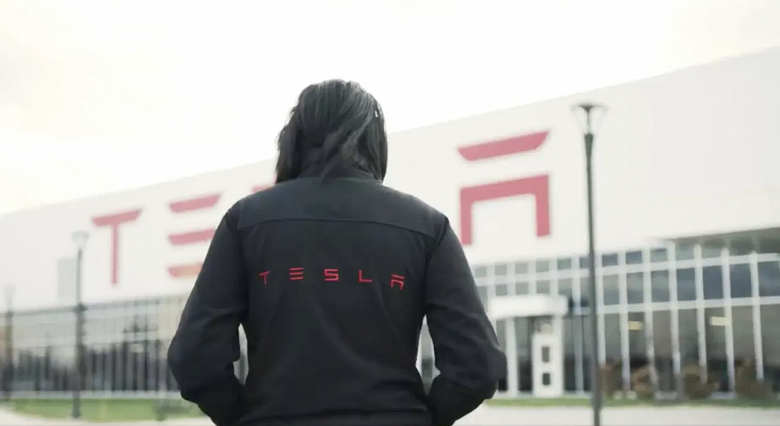 Ветеран Tesla, запустивший Tesla Cybertruck и Model S Plaid, раскритиковал Илона Маска и увольнения, которые подрывают моральный дух компании, и ушёл сам
