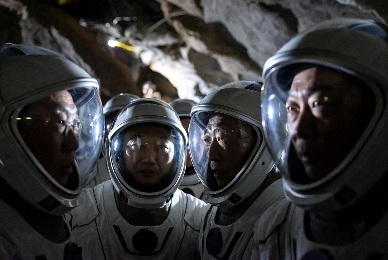 К полёту на Луну китайский отряд космонавтов готовился в пещерах на Земле