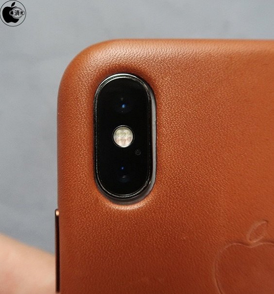 iphone-x-in-apple-iphone-xs-leather-case