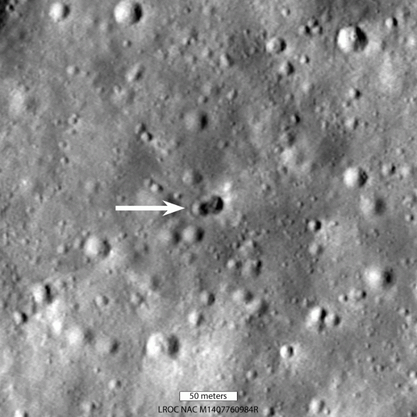 Неизвестный искусственный объект столкнулся с Луной, образовав двойной кратер. NASA сделало фото последствий столкновения