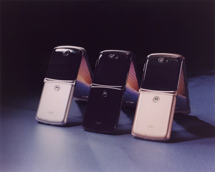 Складки точно не будет? Motorola Razr 3 будет дешевле текущего поколения