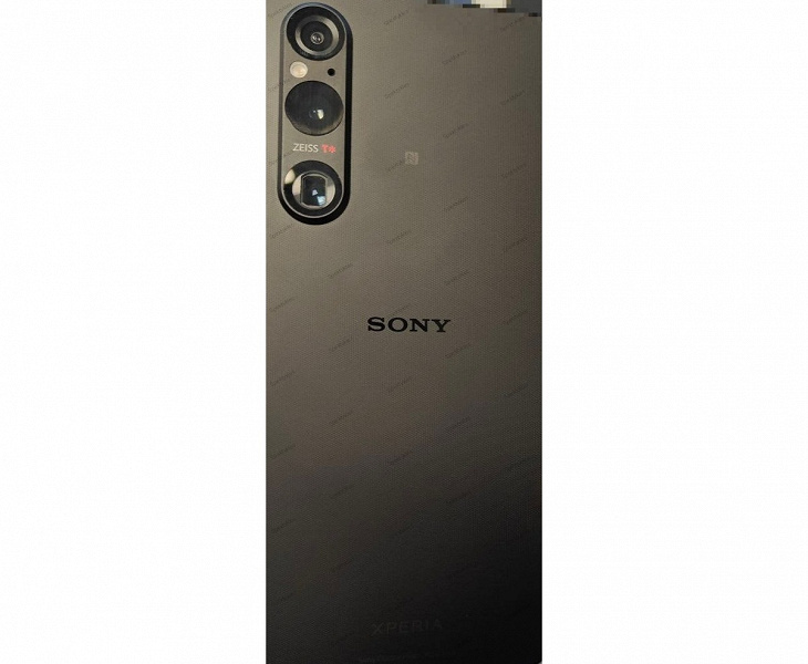 Sony в своём репертуаре. На первой фотографии флагманский смартфон Xperia 1 V очень похож на предыдущие несколько поколений