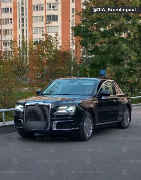Процесс пошёл. Министр здравоохранения России пересел с иномарки на отечественный автомобиль... за 36 млн рублей
