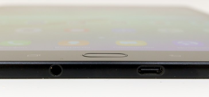 Samsung Galaxy Tab S3. Вид на разъем зарядки вблизи