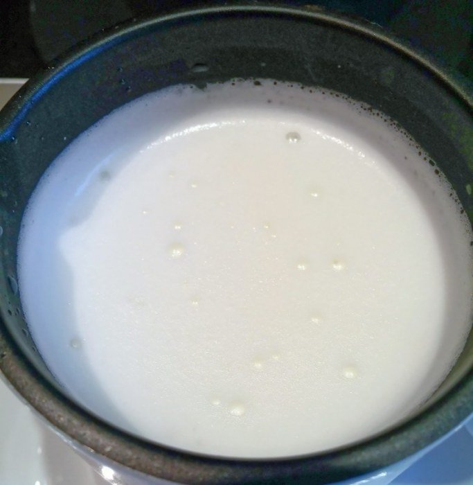 Капучинатор Kitfort KT-709: взбивает в пену горячее и холодное молоко, нишевый кухонный прибор