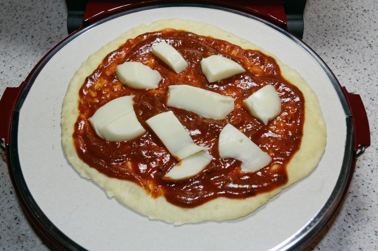 Мини-печь для пиццы Princess 115003 с керамическим «камнем»: температура нагрева 360-400 °C и практически «настоящая пицца»