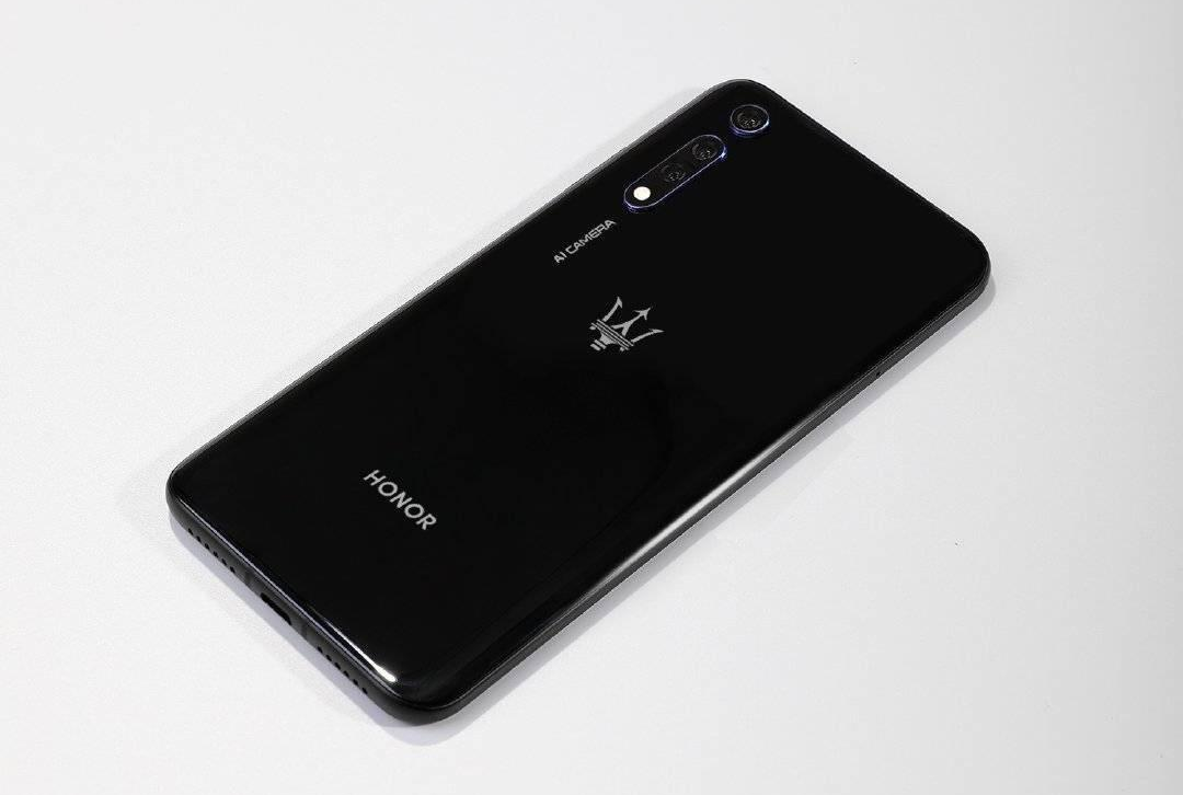 Honor V20 Maserati Edition красуется на качественном живом фото