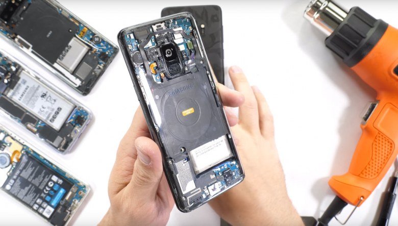 JerryRigEverything сделал заднюю крышку смартфона Samsung Galaxy S9 прозрачной 