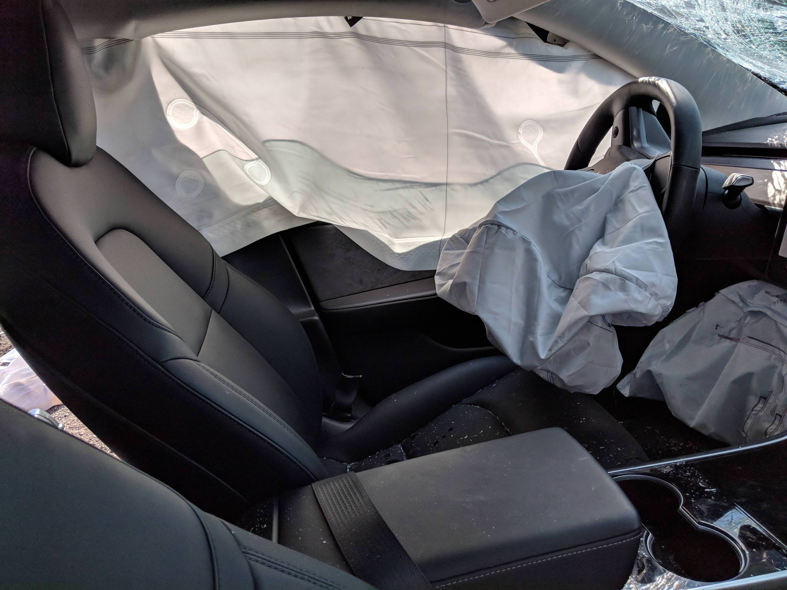 Подушка безопасности авария. Подушки безопасности Теслы. Подушки безопасности в Tesla. Авария подушка безопасности.