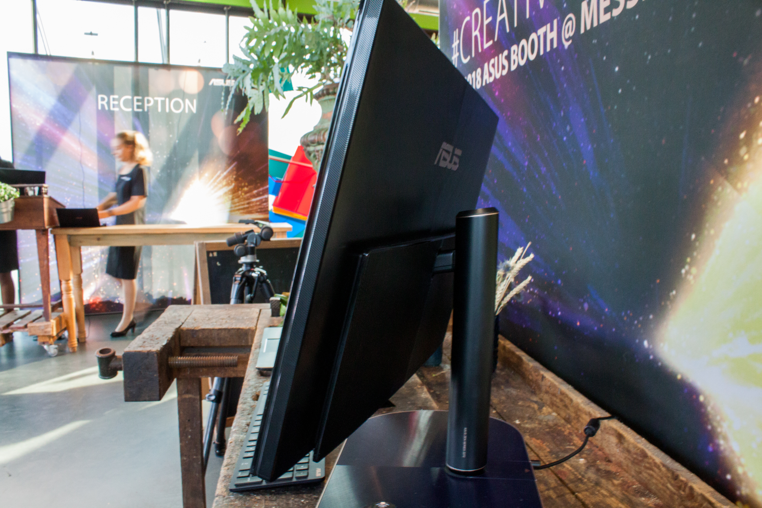 Asus оснастила моноблок Zen AiO 27 беспроводной зарядкой для смартфона