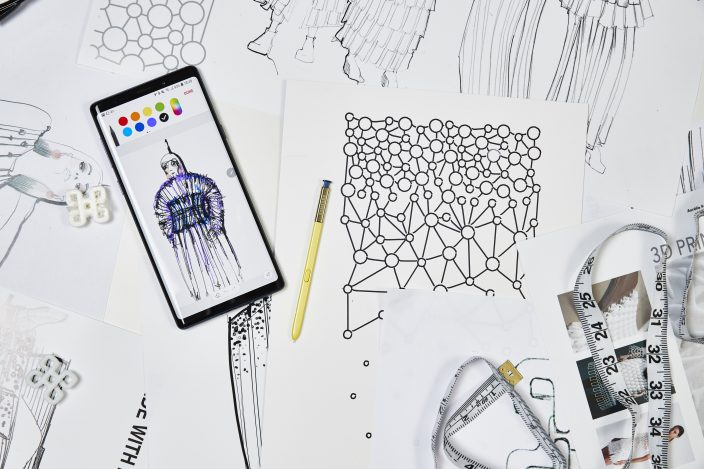 Samsung Galaxy Note9 стал первым смартфоном в истории, на котором создали целую коллекцию одежды