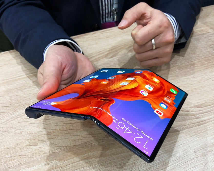 Новый самсунг с раскладным экраном. Складной смартфон Samsung Galaxy Fold. Хуавей раскладной смартфон 2022. Складной смартфон Huawei с гибким экраном. Самсунг галакси с гибким экраном.