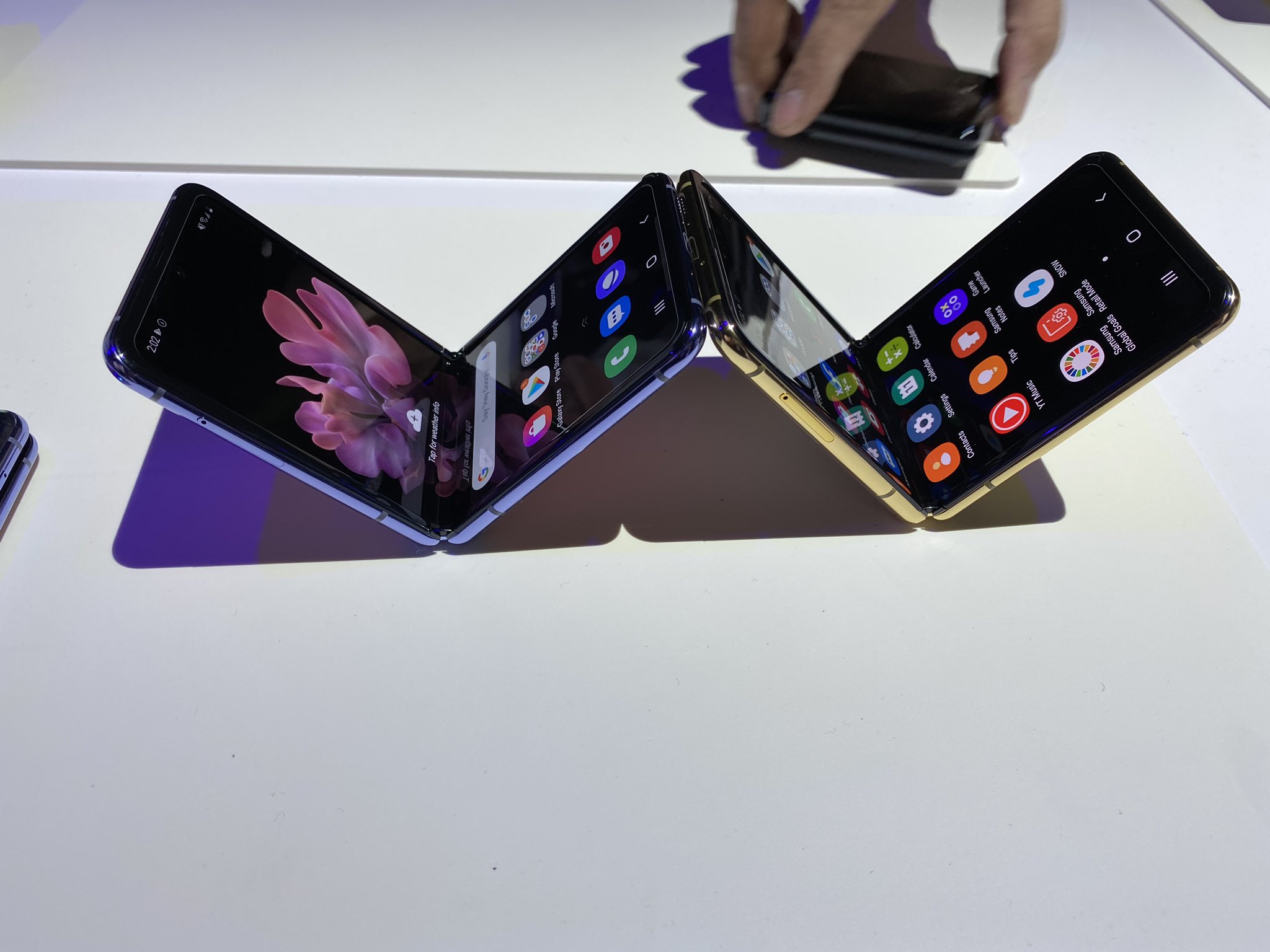 Samsung Galaxy Z Flip пÑивел в воÑÑоÑг пеÑвÑÑ
полÑзоваÑелей