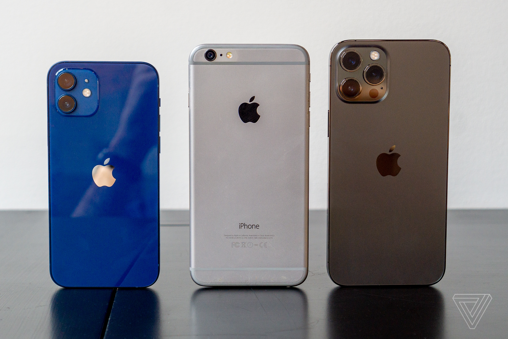 Сравнение 6 и 11. Iphone 12 Pro Max Mini. Iphone 12 Mini и 5s. Iphone 12 Mini и iphone 12. Iphone 12 Pro Mini.