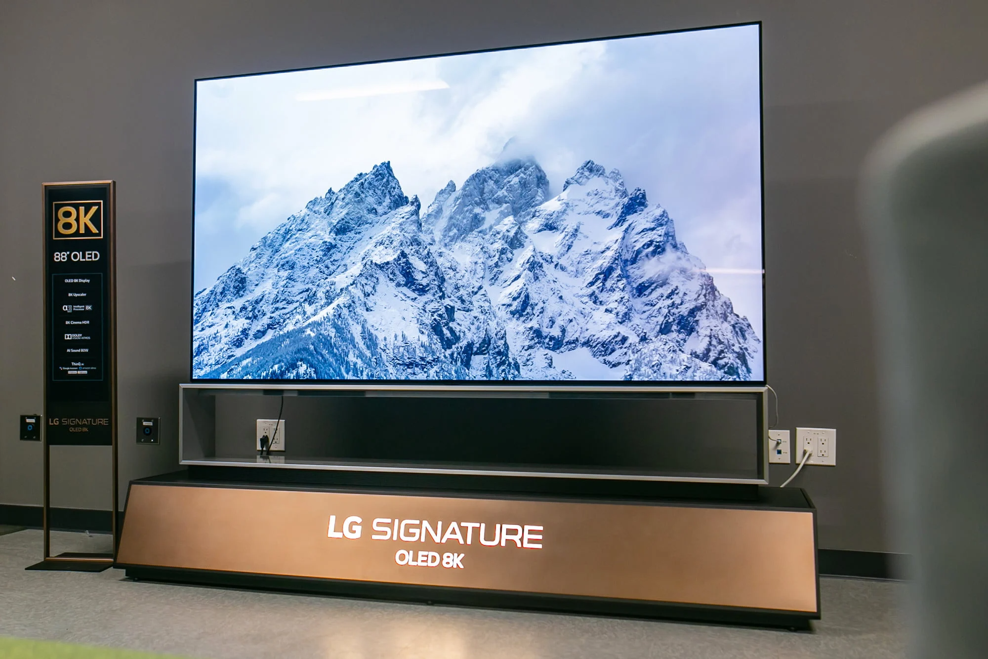Lg tv алиса. LG Signature 88 8k OLED. LG oled88zx9. Телевизор LG Signature 88 дюймов. LG Signature 88 8k OLED телевизор.