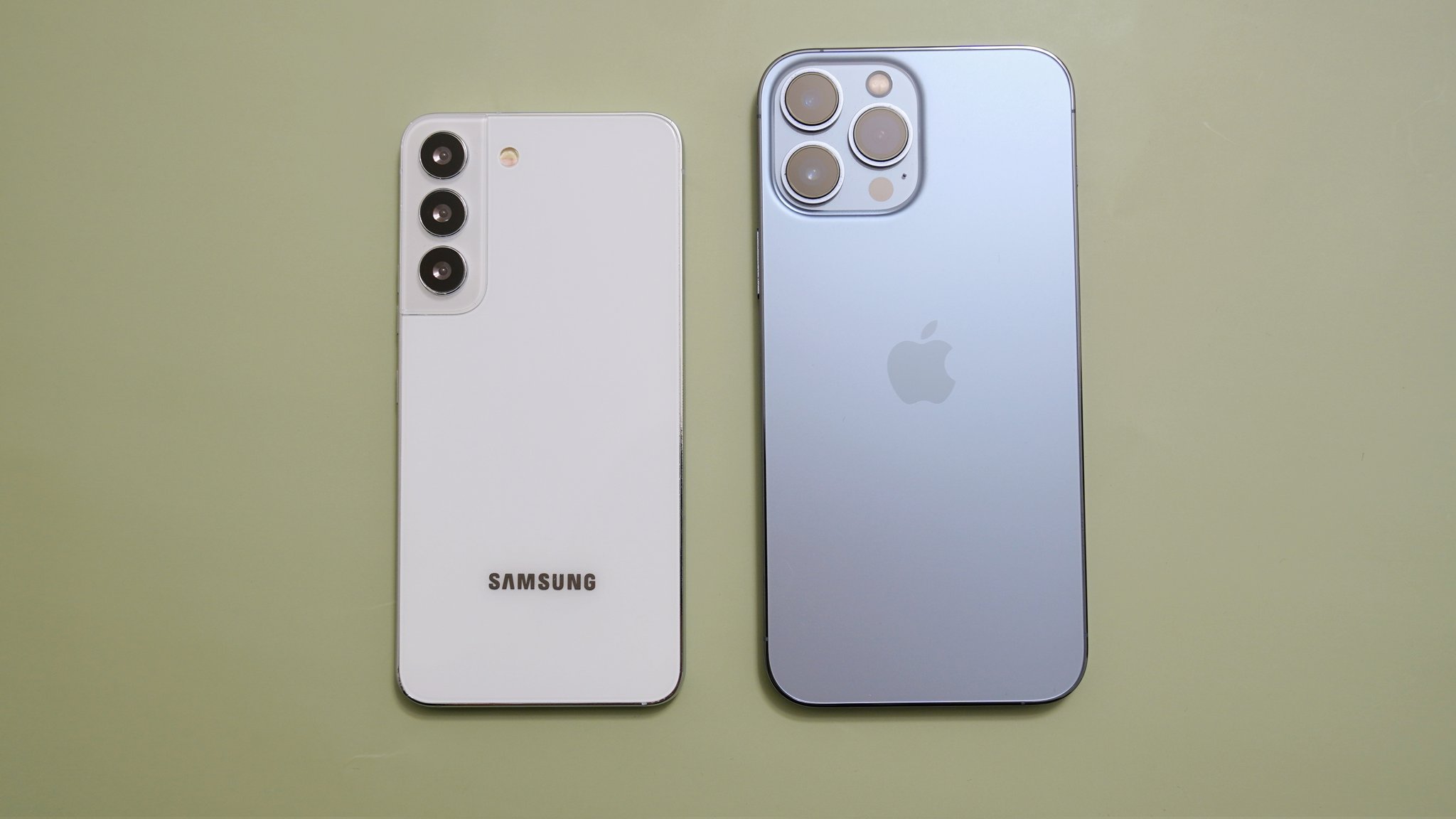 Samsung galaxy s22 и s22 сравнение. Iphone 13 Pro Max белый. S22 iphone 13. Iphone 14 Pro Max. Galaxy s22 vs iphone 13.
