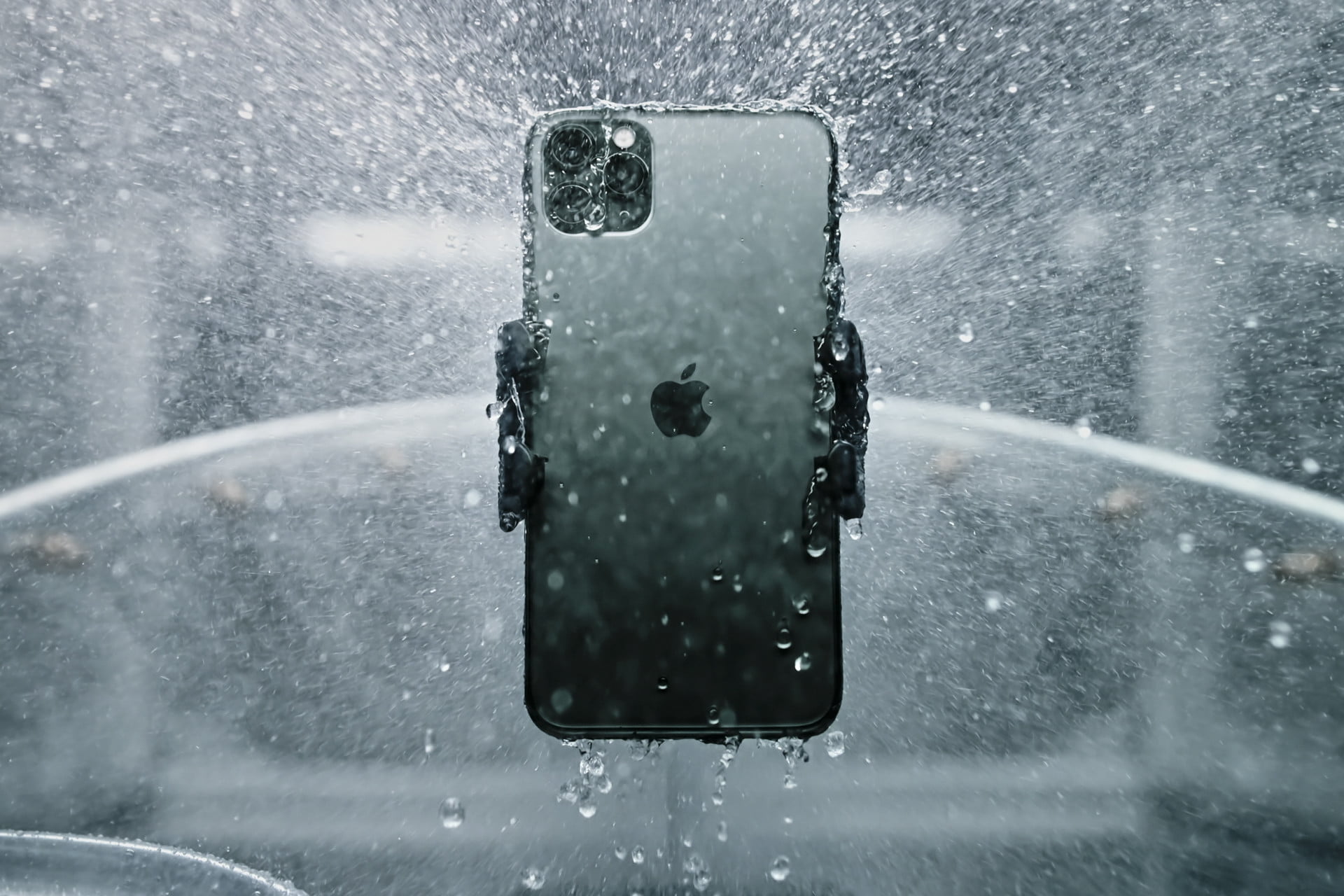 Apple придумала как улучшить работу iPhone под дождем