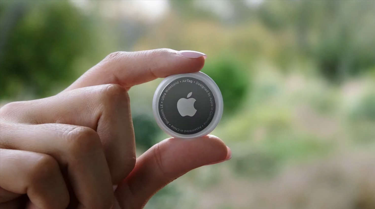 Apple наконец-то представила беспроводные метки AirTag. Они позволят легко отыскать ключи, кошелек или сбежавшее домашнее