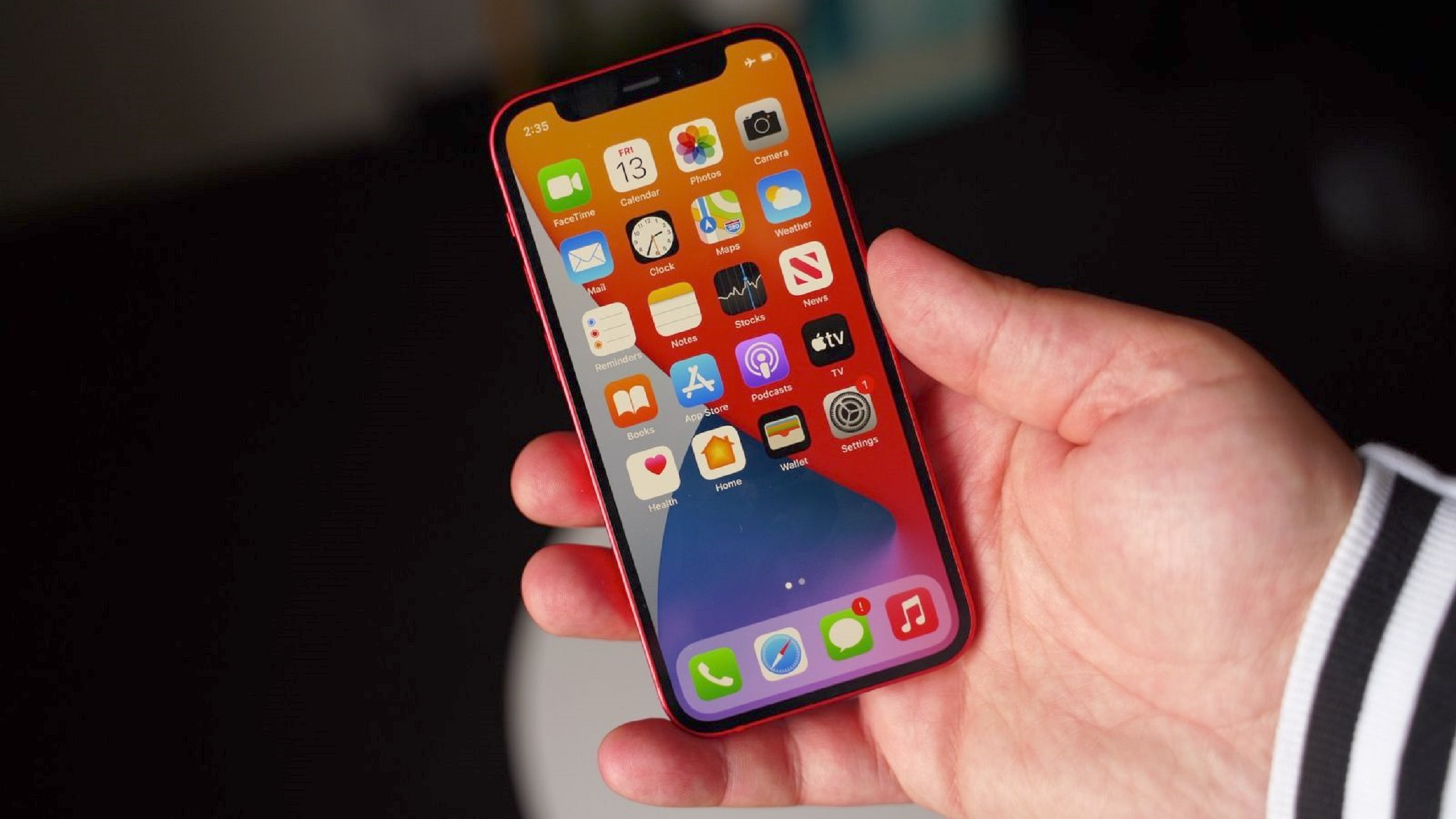 Iphone mini в руке