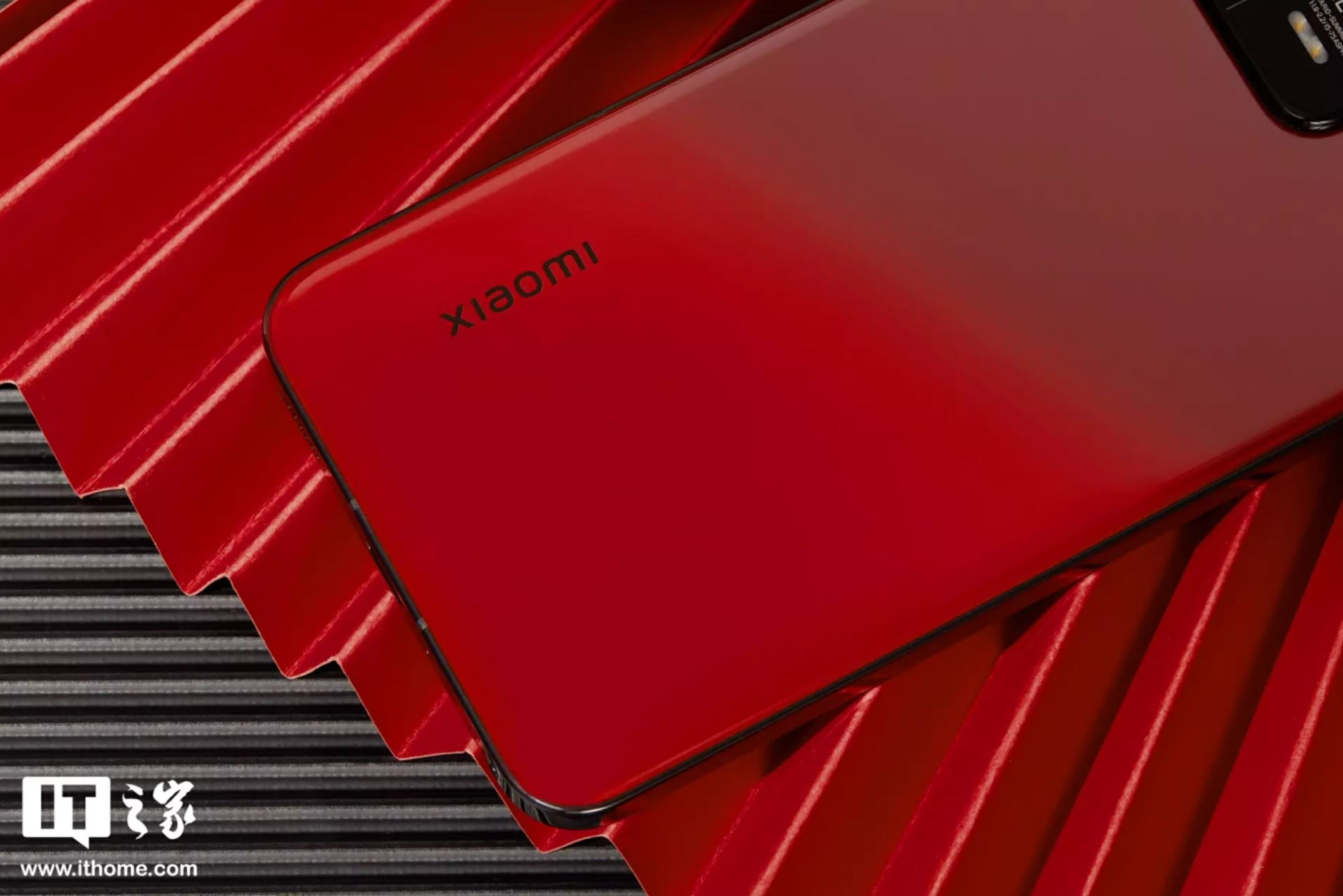 Сяоми 13 россия. Xiaomi 13 Red. Xiaomi 13 красный. Цвет Xiaomi 13 красный. Красный Xiaomi планшет.