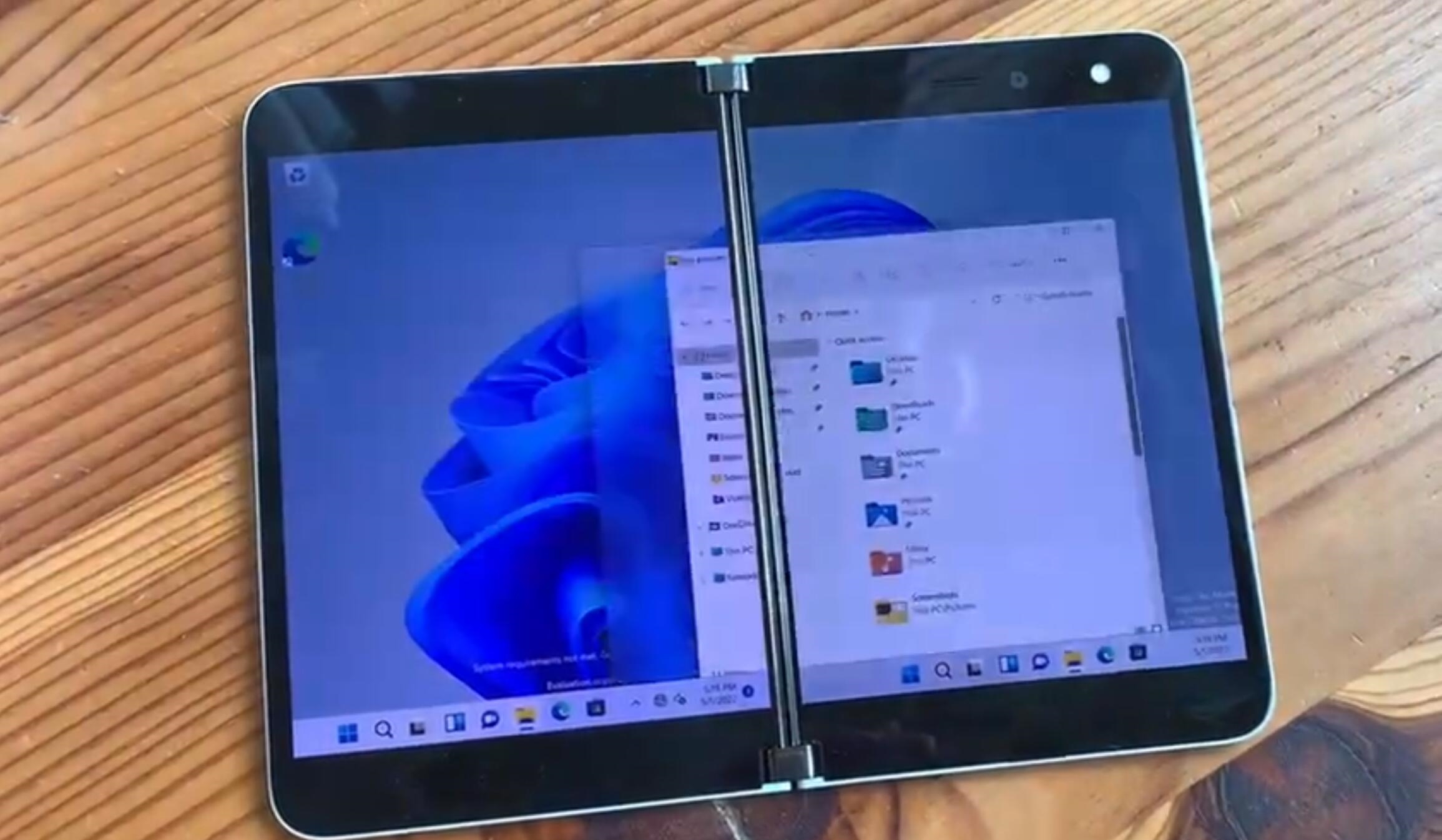 Windows 11 installed on Android smartphone Surface Duo: Microsoft Edge browser works