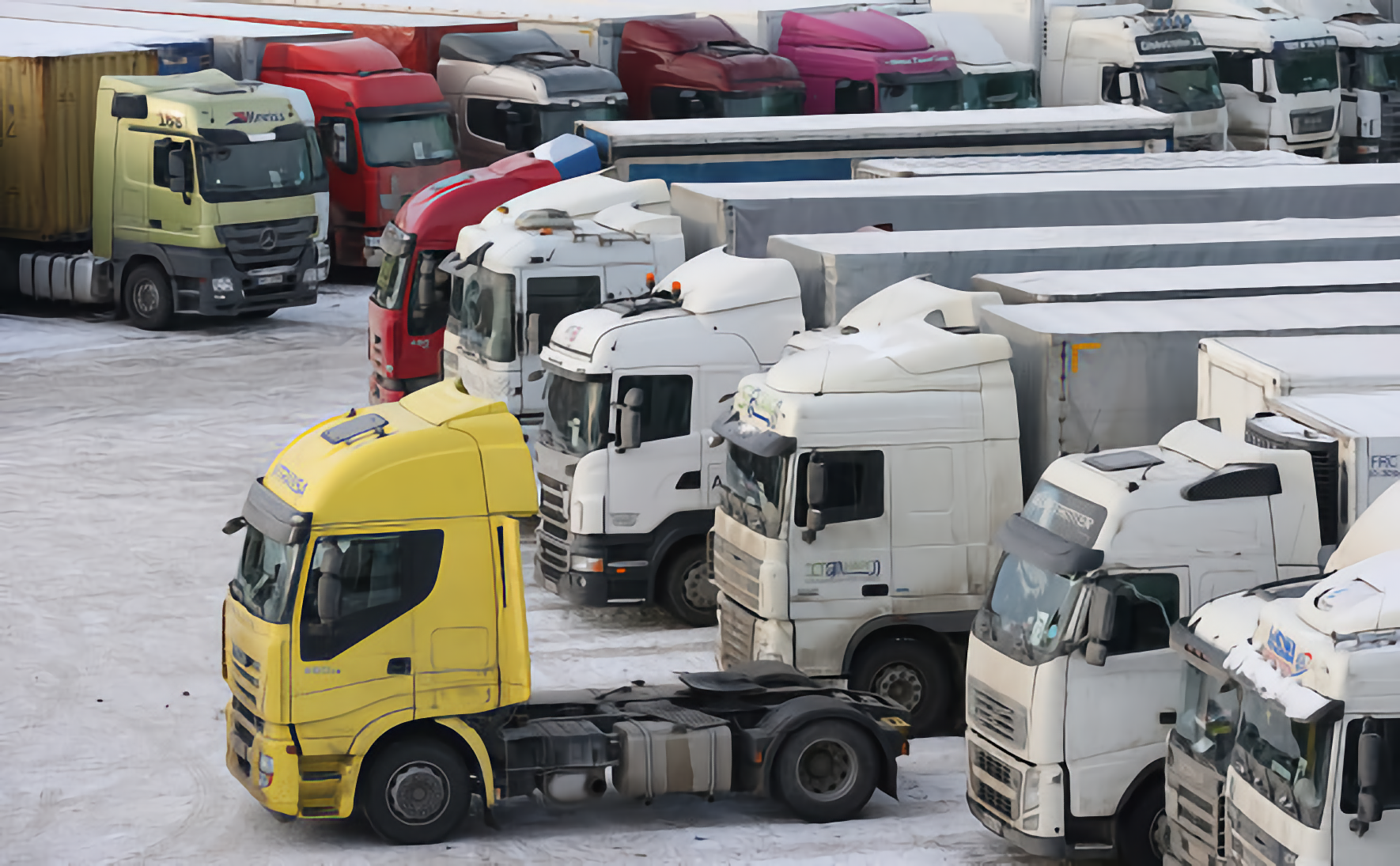 Автопарк транспортной компании. Стоянка грузовиков. Грузовой автопарк. Автопарк грузовых автомобилей. Дальнобойщики стоянка.