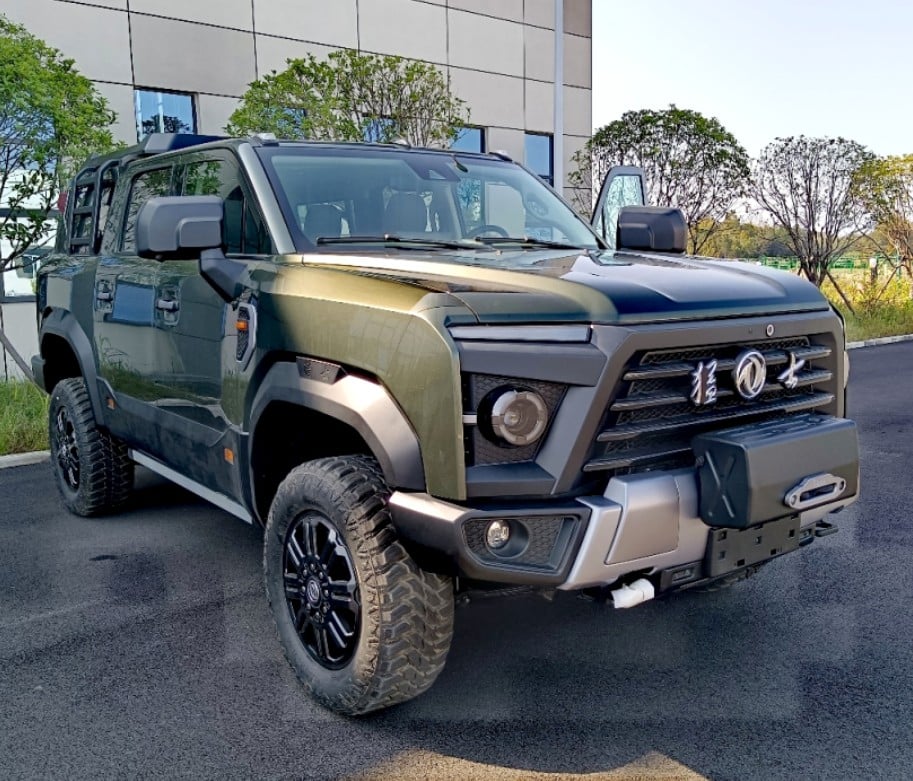 Four-wheel drive, 7 seats, 6.7 liter diesel engine and a ladder to climb onto the roof.  New photos of the gigantic SUV Dongfeng Warrior M20