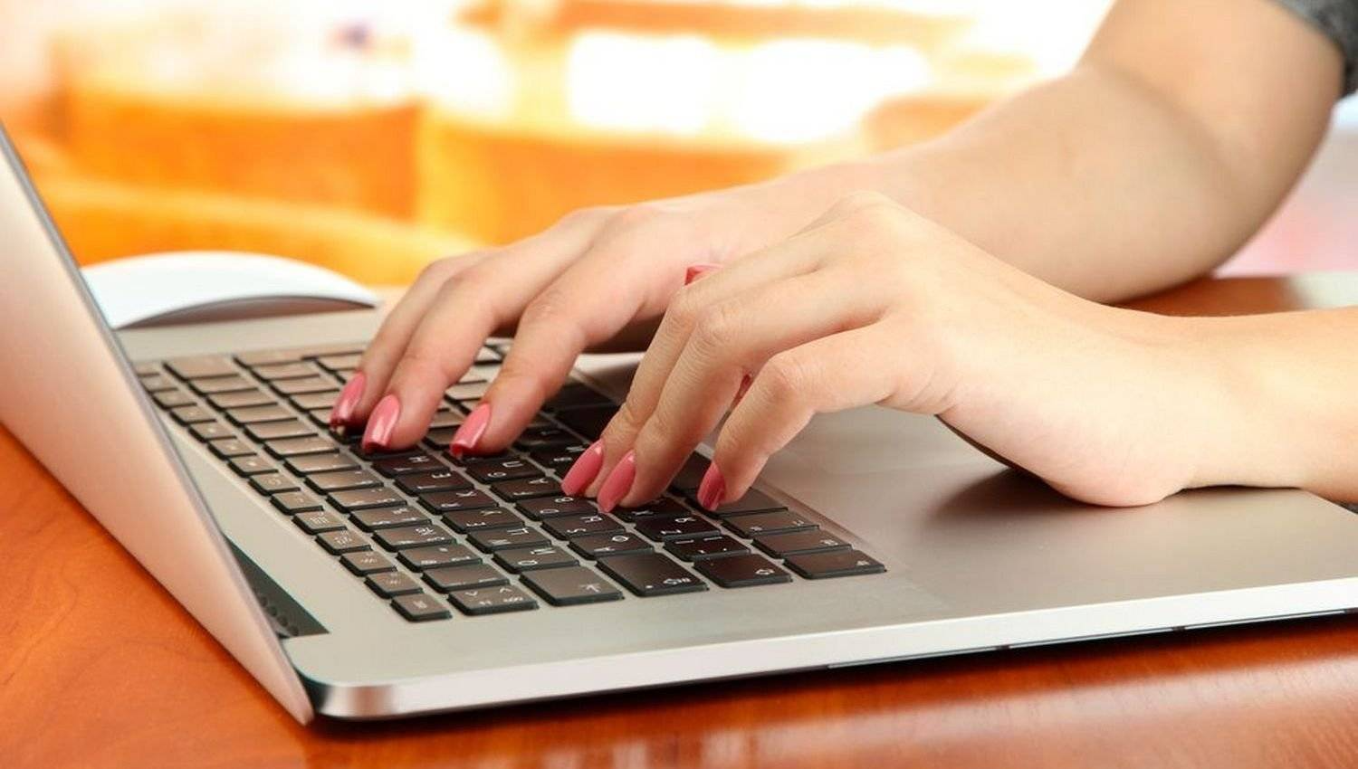 Девушки печатают. Печатает на ноутбуке. Женские руки с ноутбуком. Красивые женские руки на клавиатуре. Печатать на компе.