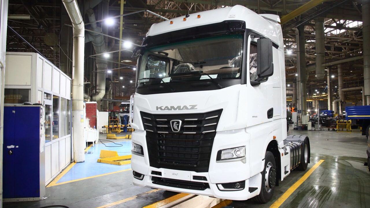 KamAZ assembled the first K5 truck in a new, improved version: model features