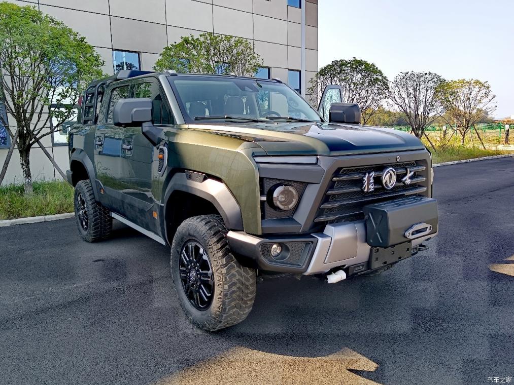 6 meters long, 6.7 liter diesel engine, two generators and fuel tank heating.  New details about the Dongfeng Warrior M20 super SUV