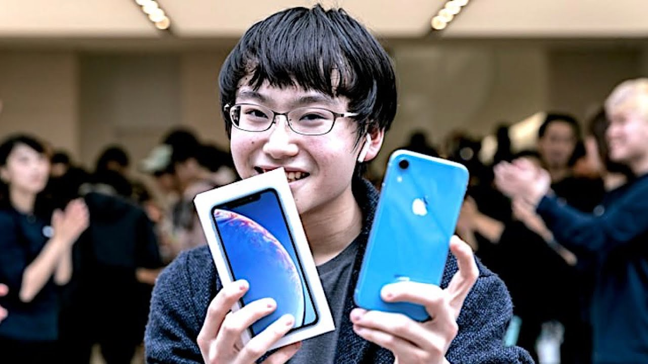 Телефон занят айфон. Смартфоны и гаджеты. Айфон 13 в жизни. Рынок гаджетов. Коммуникатор Японии.