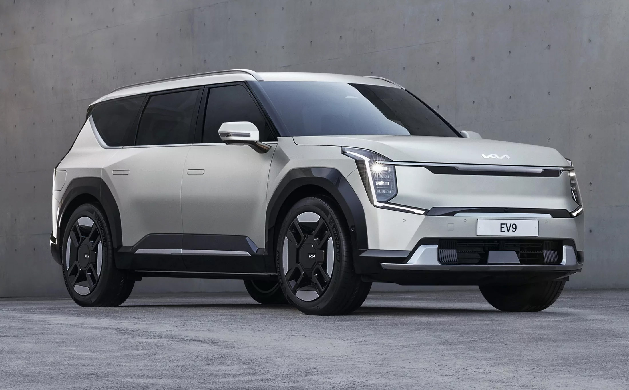 Kia has never had such a car.  The large flagship crossover Kia EV9 is presented – with a futuristic design, a powerful power plant and swivel seats